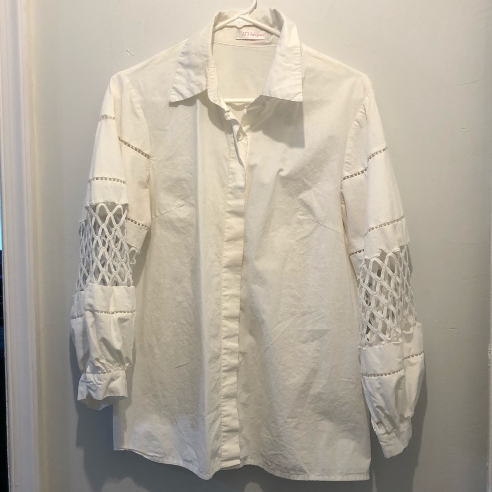 White collared shirt💫fashionable sleeve detail